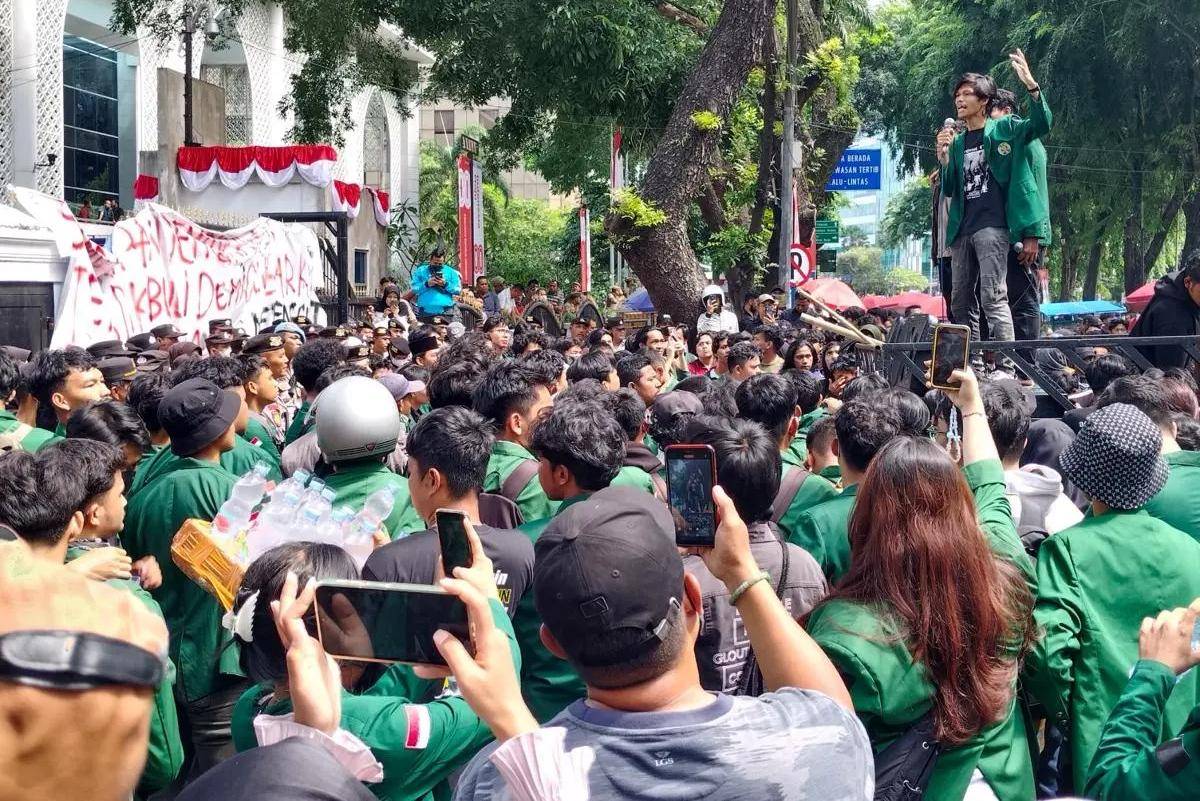 Aksi mahasiswa USU di DPRD SUMUT (IDN Times/Eko Agus Herianto)