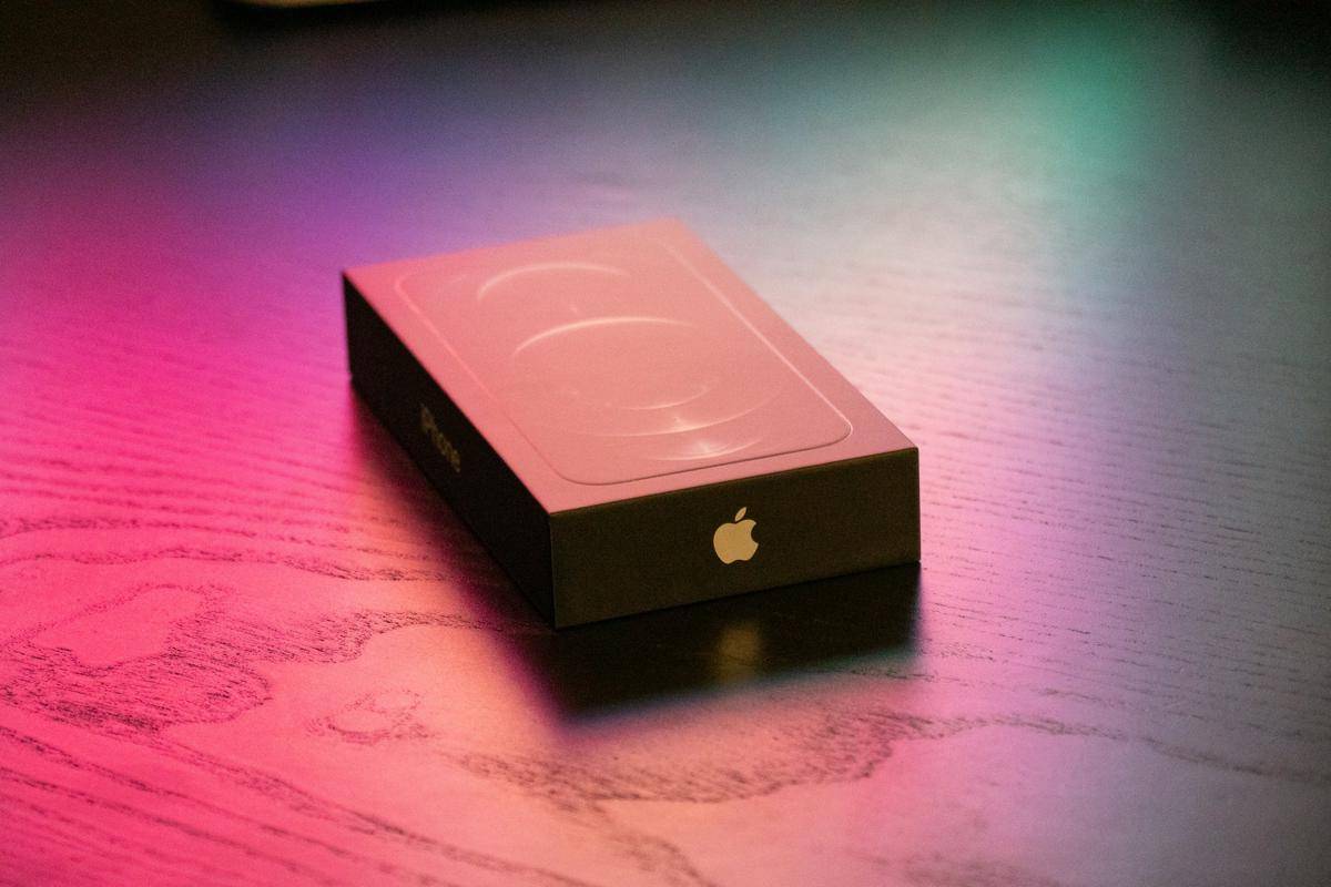 iPhone (unsplash.com/Martinshanchez)