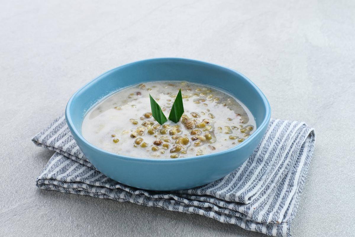ilustrasi bubur kacang hijau oatmilk untuk ide sarapan sehat 