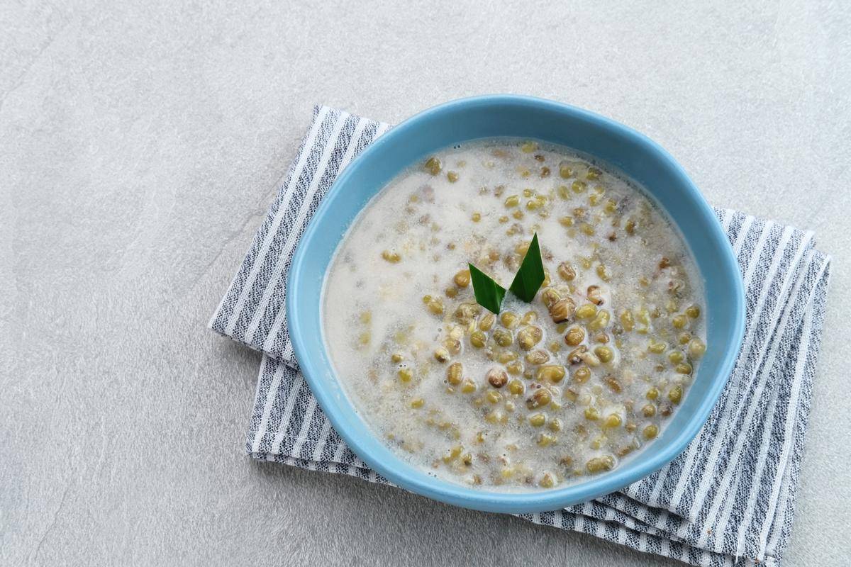 ilustrasi bubur kacang hijau oatmilk yang siap dihidangkan 