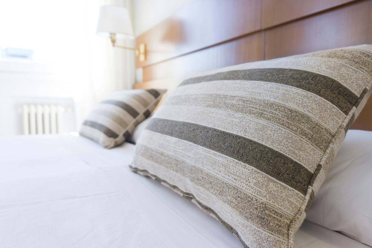 ilustrasi bantal tidur dengan sarung (unsplash.com/Nik Lanús)