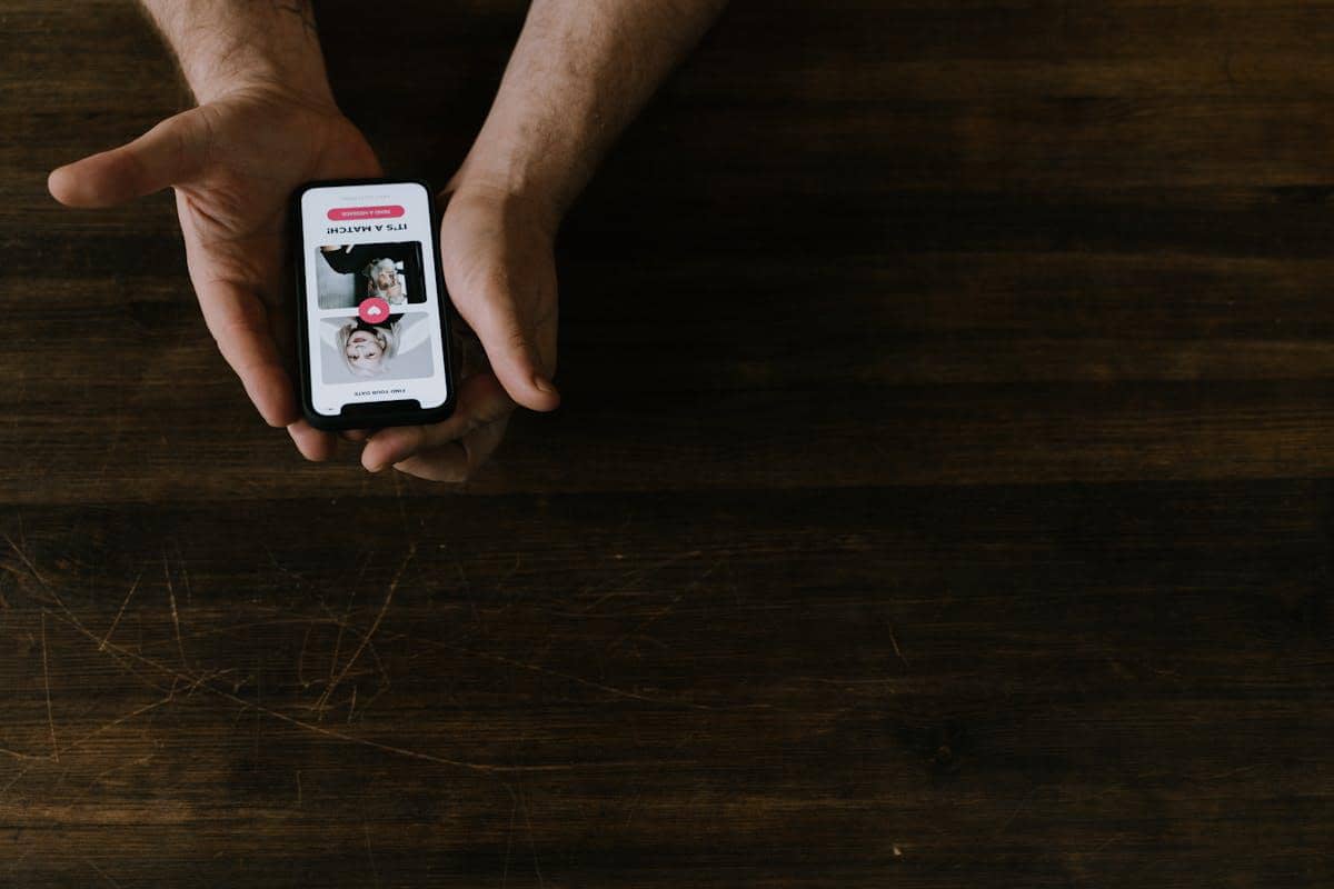 ilustrasi apakah dating app benar-benar efektif menemukan pasangan? (pexels.com/cottonbro studio)