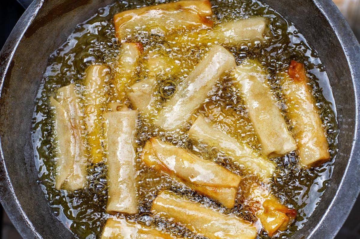 ilustrasi menggoreng lumpia (pexels.com/Hashtag Melvin)