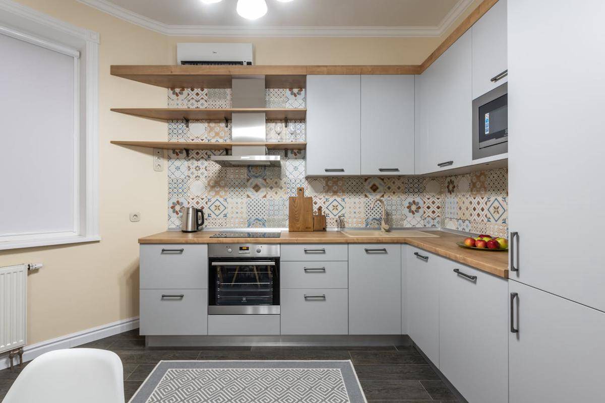 Ilustrasi backsplash dapur (pexels.com/Max Vakhtbovycn)