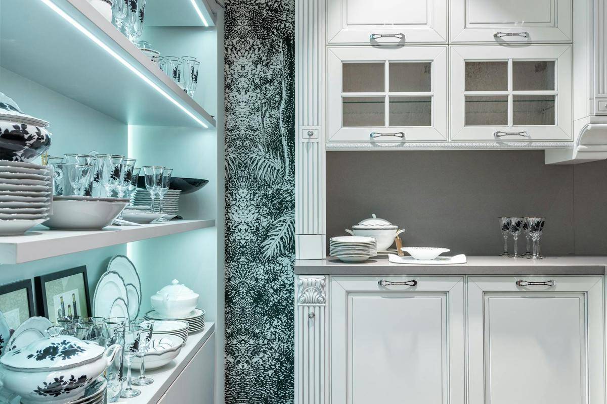 ilustrasi barang dapur yang ditumpuk untuk memanfaatkan ruang kabinet (pexels.com/Max Vakhtbovycn)