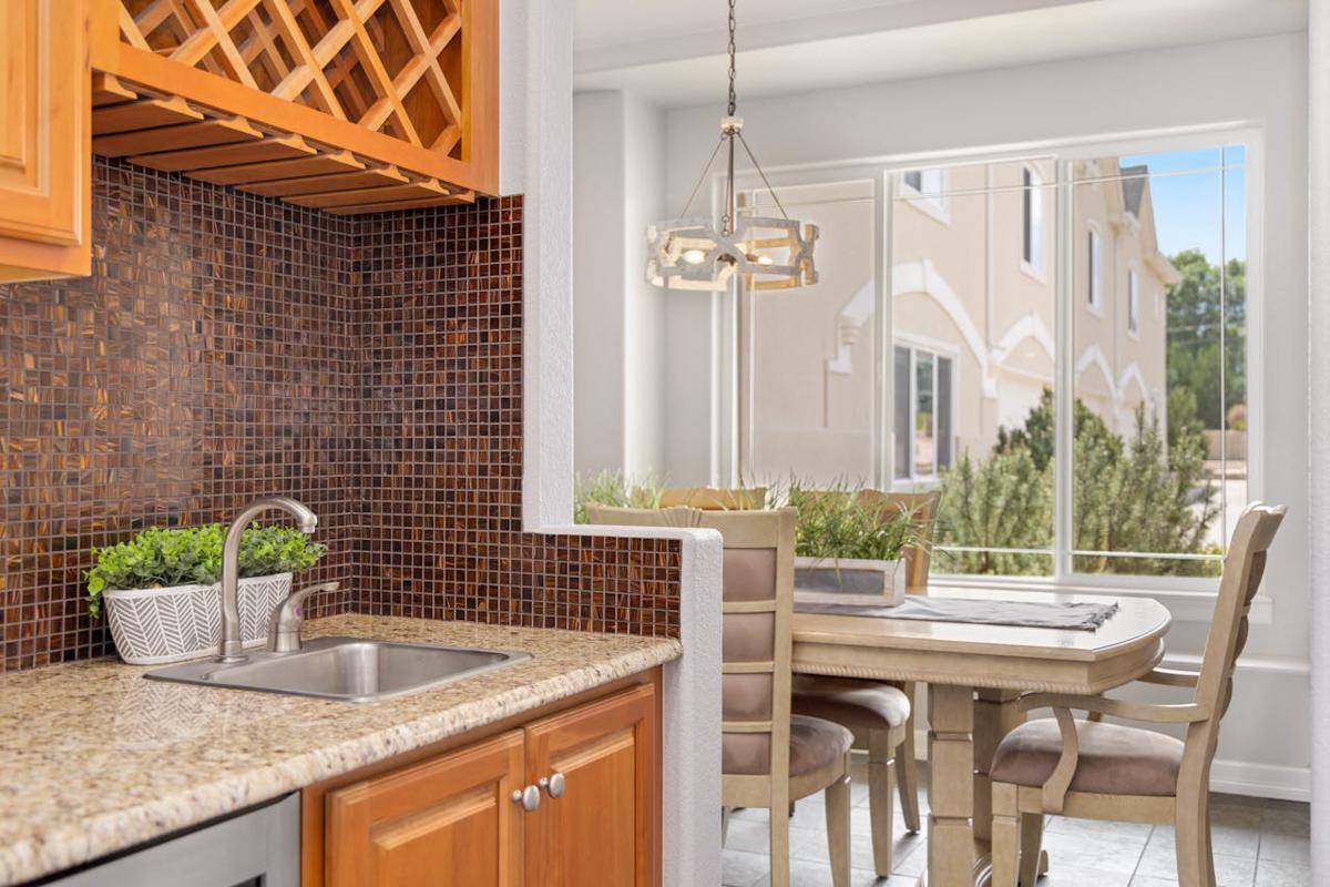 Ilustrasi backsplash dapur (pexels.com/hi room)