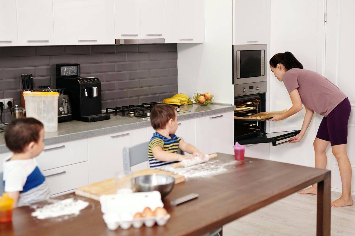 ilustrasi ibu dan dua anak di dapur (pexels.com/Jep Gambardella)