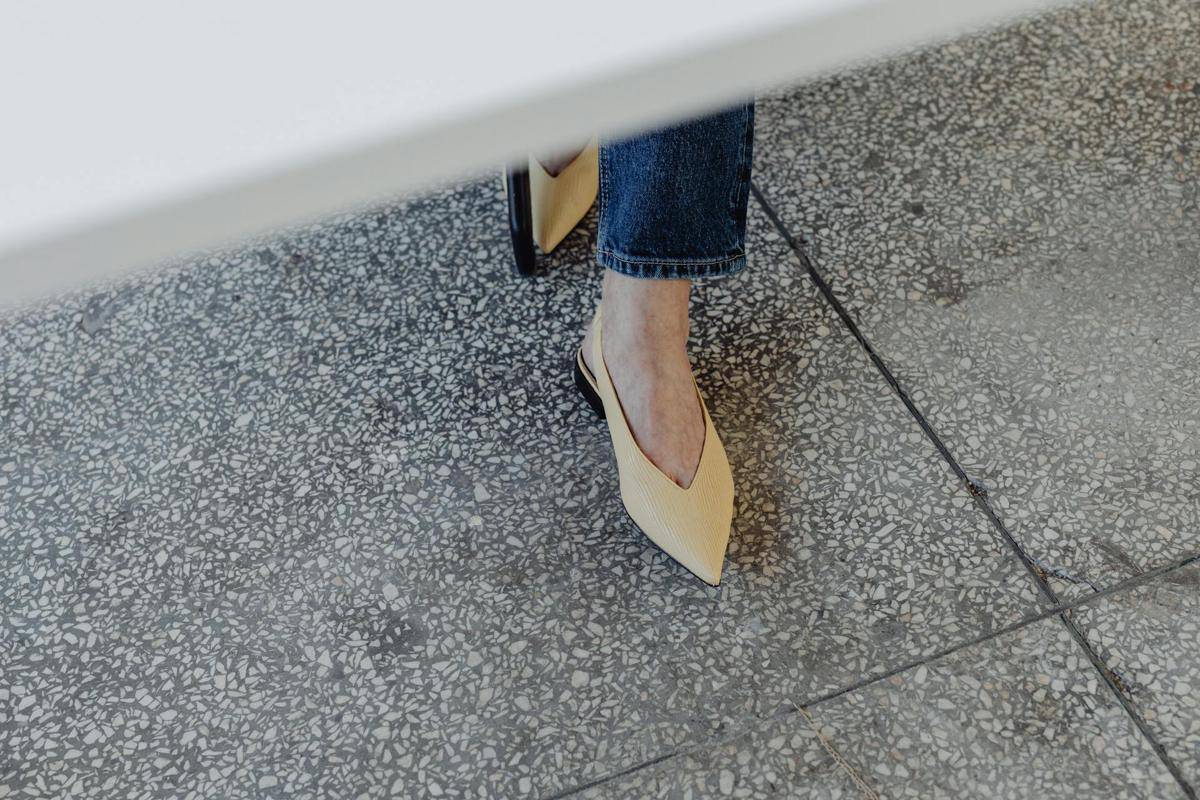 ilustrasi lantai dengan finishing terrazzo