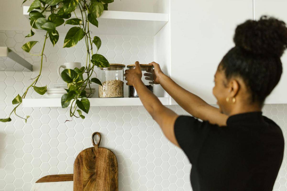 ilustrasi wanita menata kabinet dapur (pexels.com/RDNE Stock project)