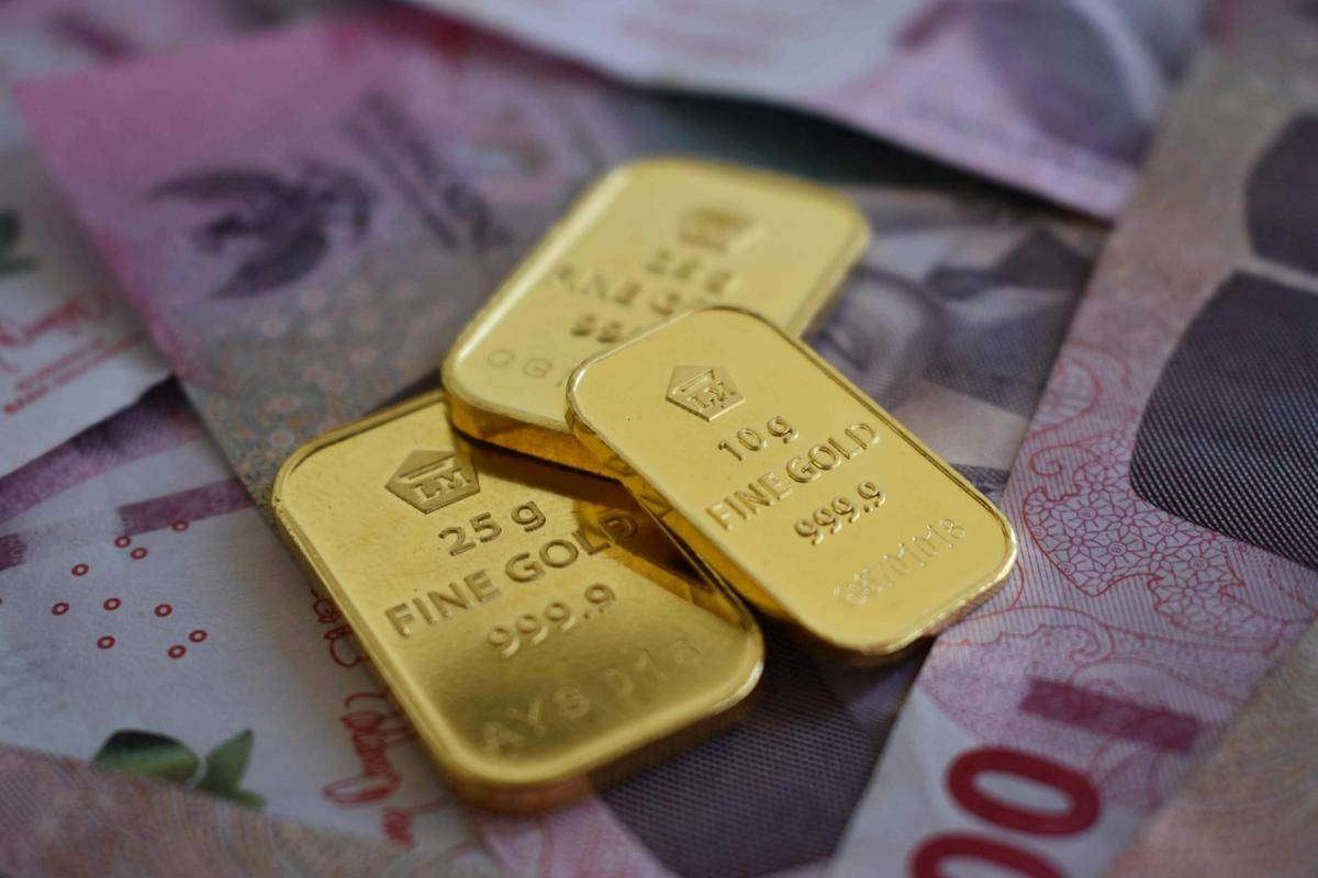 Emas batangan dan mata uang rupiah. (pexels.com/robert-lens-114877802)