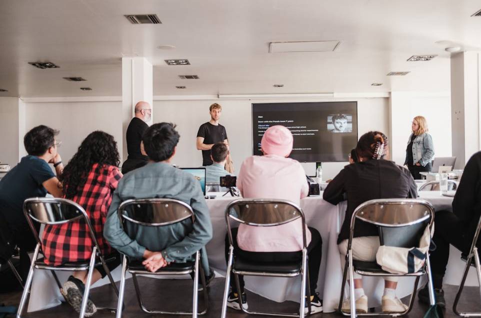 ilustrasi workshop kerja