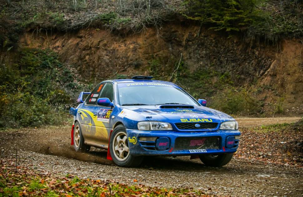 illustrasi mobil sport (pexels.com/Ozicab Racing)