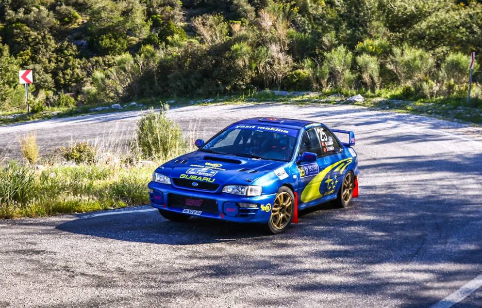 illustrasi mobil sport berbelok (pexels.com/Ozicab Racing)