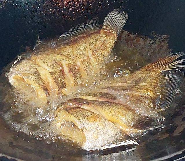 ilustrasi menggoreng ikan