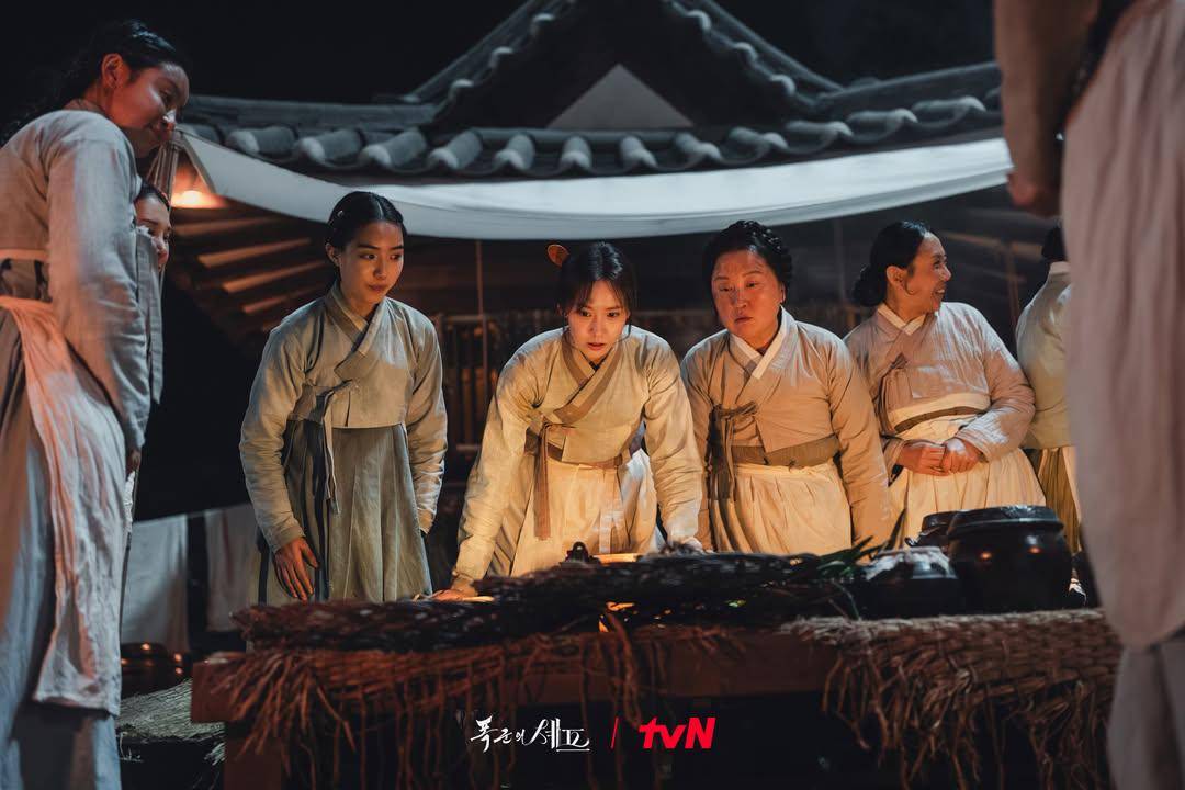 still cut drakor Bon Appetite, Your Majesty (instagram.com/tvn_drama)