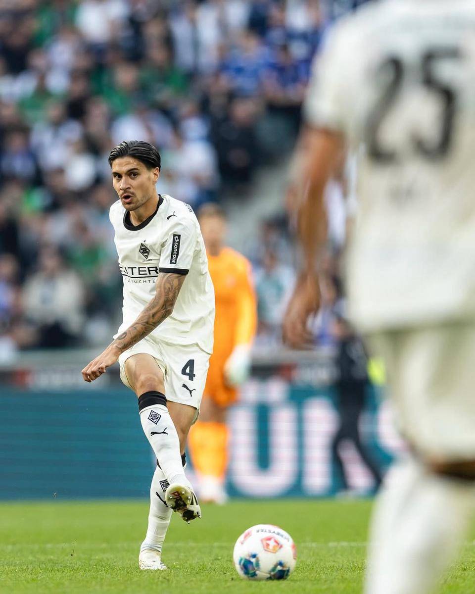 Kevin Diks terlihat mengumpan pada rekannya. (instagram.com/borussia)