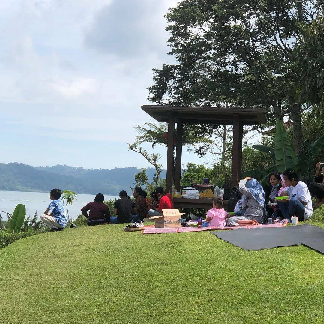 piknik santai di Strawberry Camp (instagram.com/strawberry_camp.buyan)