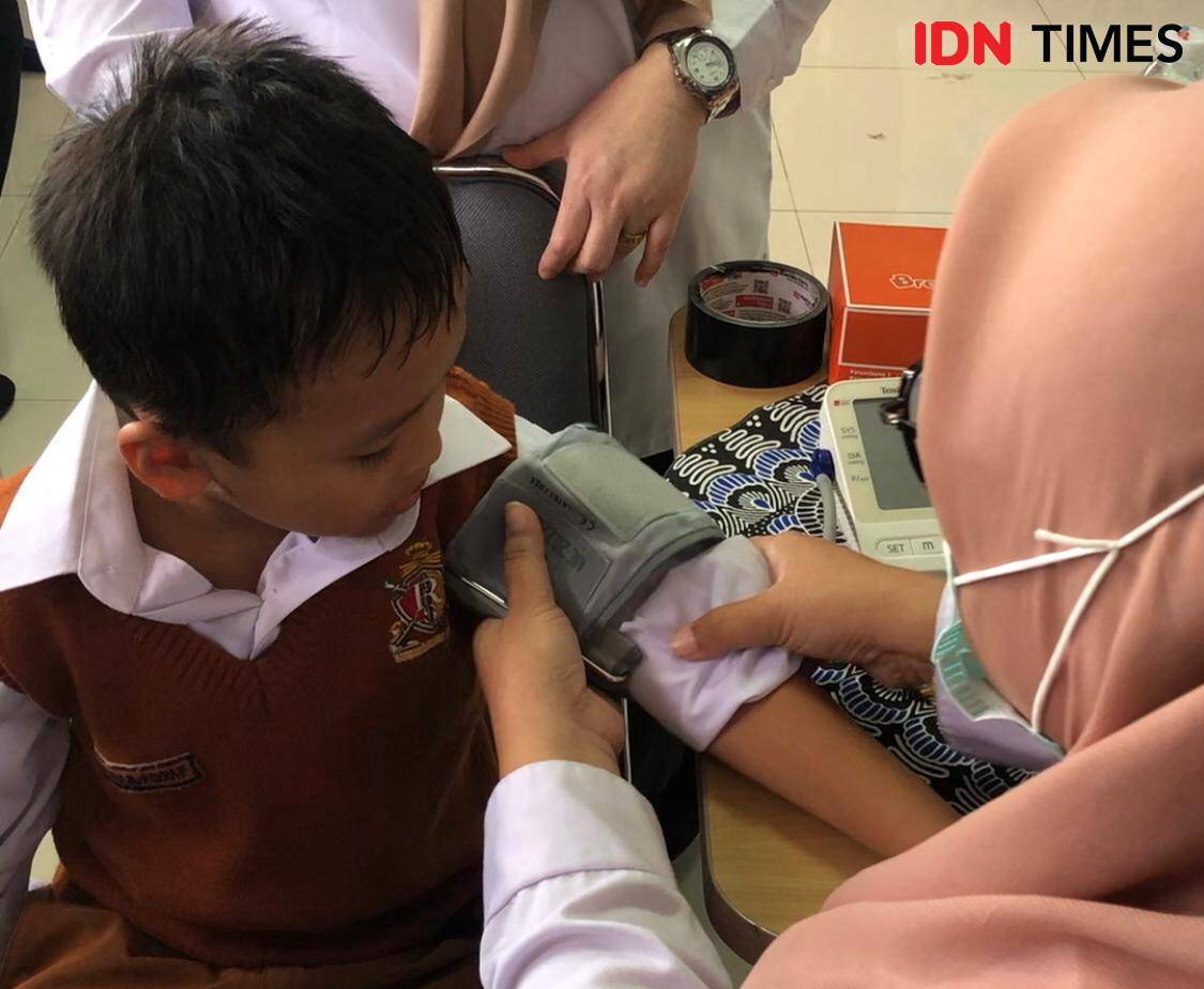 Program Pemeriksaan Kesehatan Gratis yang dilakukan di salah satu SD di Palembang (IDN Times/Rangga Erfizal)