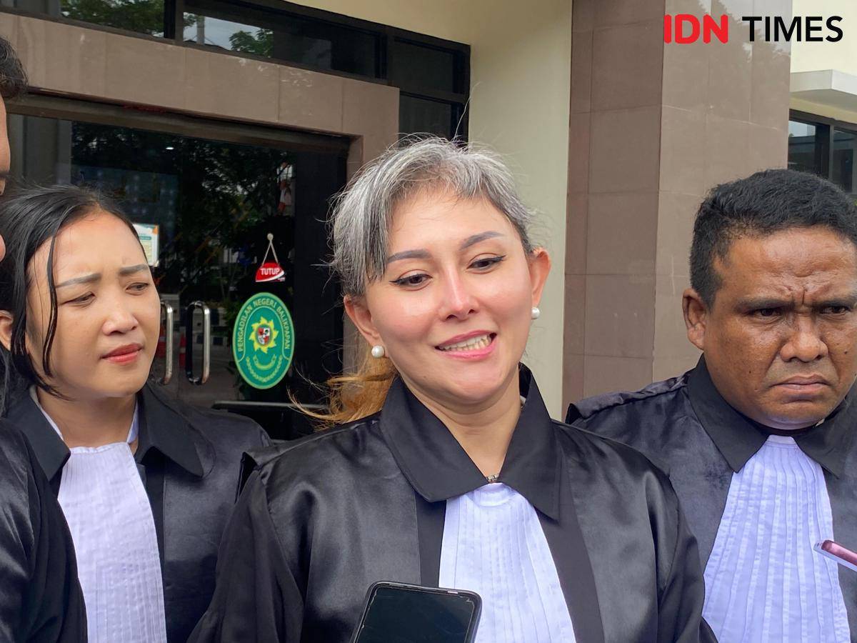 Vena Naftalia, kuasa hukum terdakwa FR (30), memberikan keterangan kepada jurnalis di PN Balikpapan.