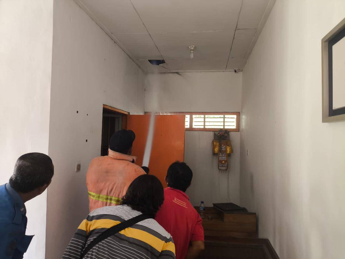 Petugas Damkar Kabupaten Jembrana menangani kebakaran di Kantor Pos dan Giro Tegalcangkring, Jembrana