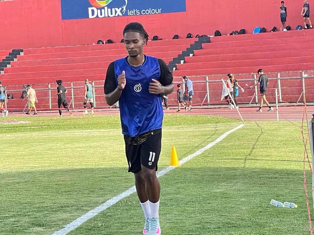 Pemain Semen Padang FC, Ronaldo Kwateh latihan sendiri di Stadion H Agus Salim Padang (Foto: IDN Times/Halbert Caniago)
