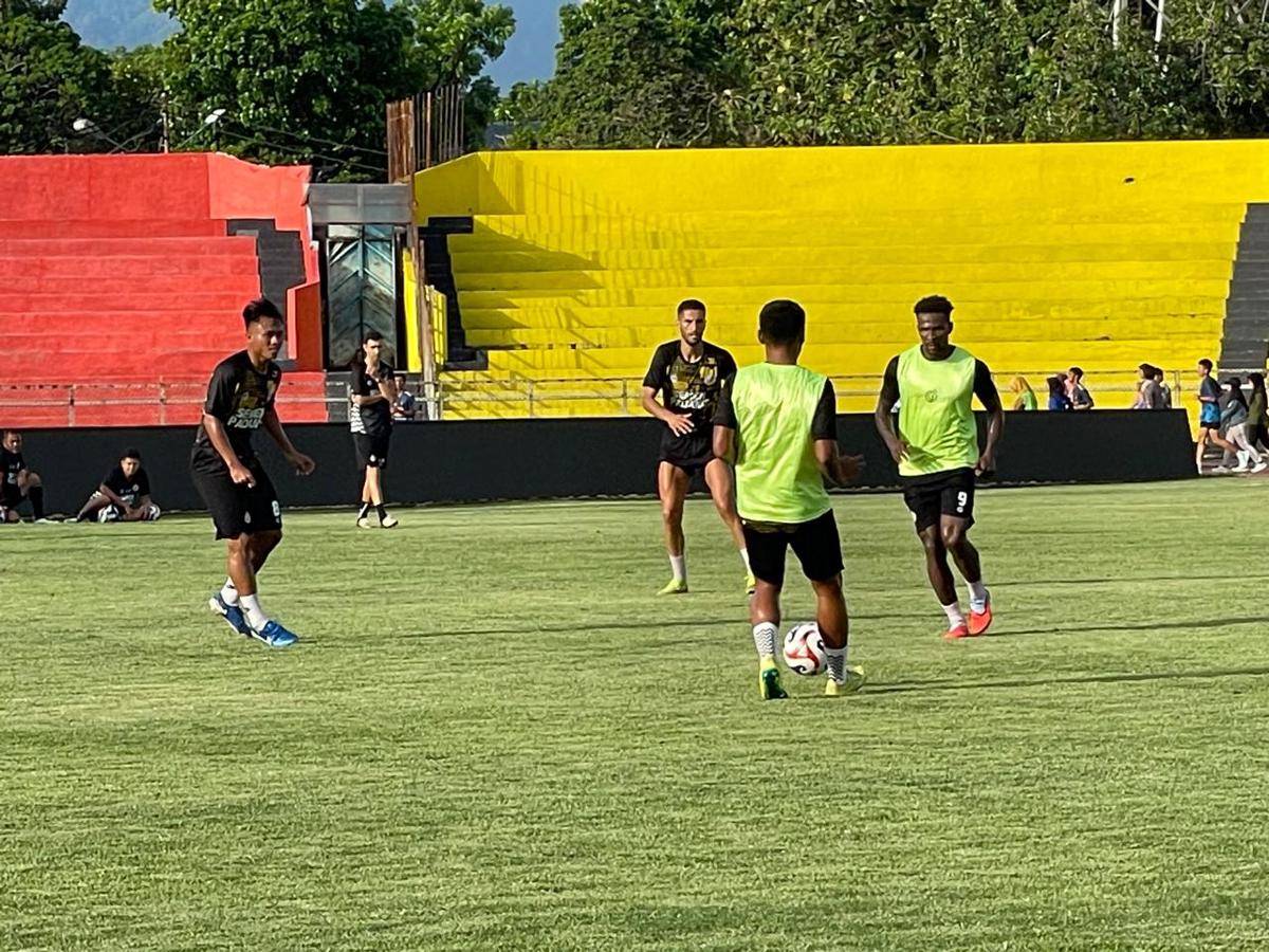 Pemain Semen Padang FC latihan di Stadion H Agus Salim Padang (Foto: IDN Times/Halbert Caniago)