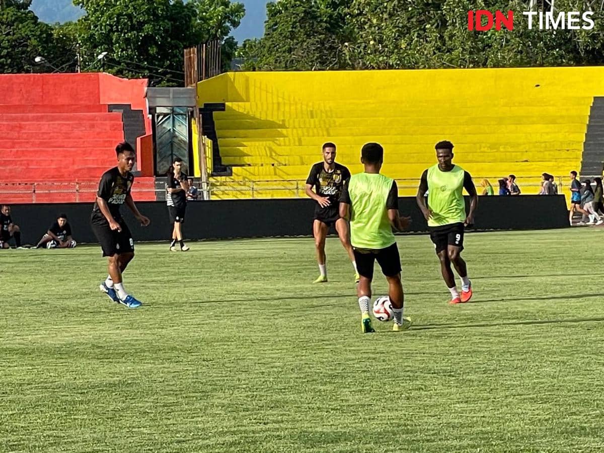 Pemain Semen Padang FC latihan di Stadion H Agus Salim Padang (Foto: IDN Times/Halbert Caniago)