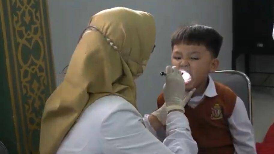 Program Pemeriksaan Kesehatan Gratis yang dilakukan di salah satu SD di Palembang (IDN Times/Rangga Erfizal)