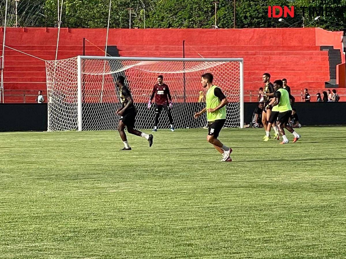 Pemain Semen Padang FC melakukan latihan game di Stadion H Agus Salim Padang (Foto: IDN Times/Halbert Caniago)