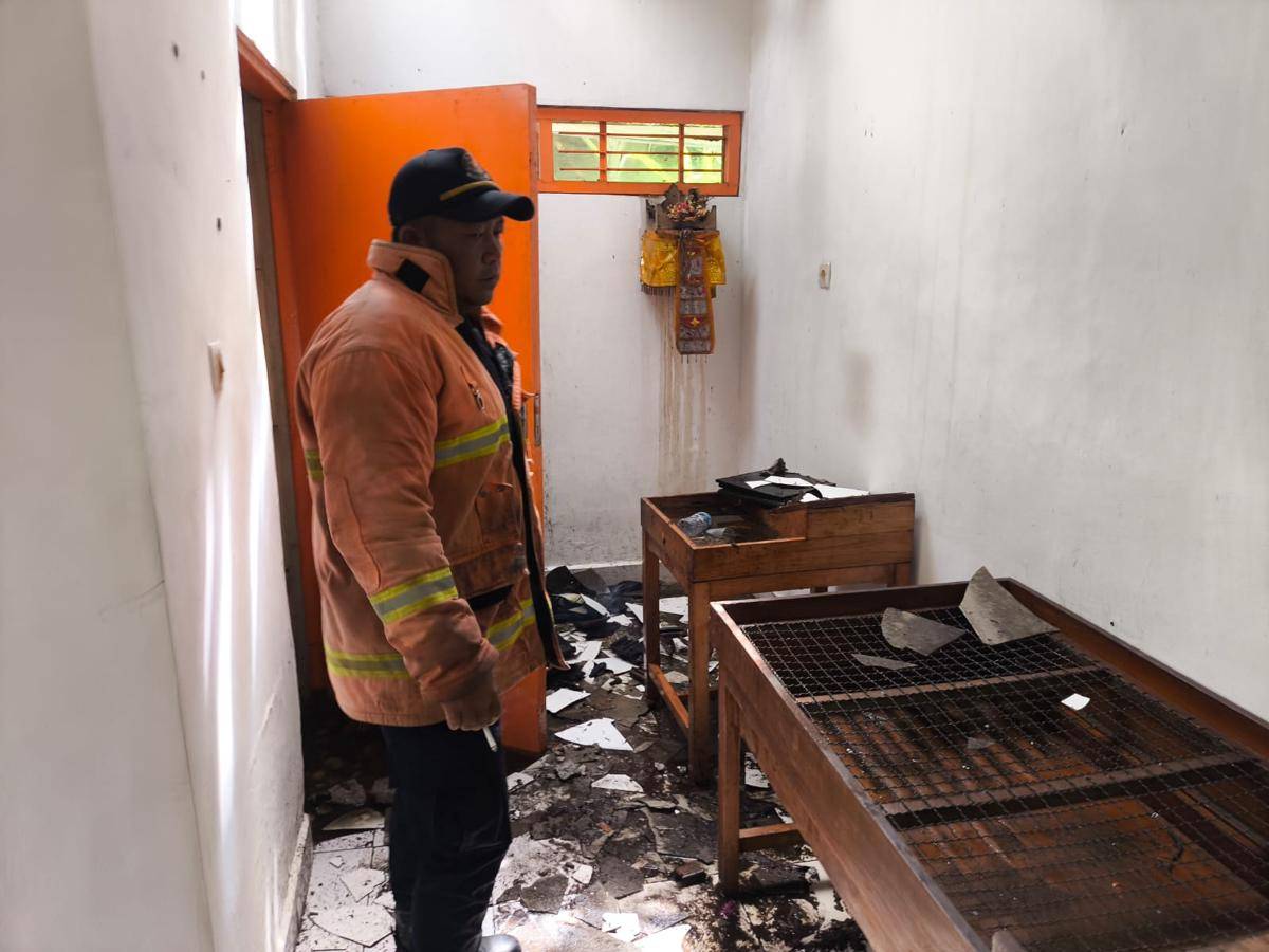 Kondisi Kantor Pos Tegalcangkring Kabupaten Jembrana setelah insiden kebakaran pada Rabu