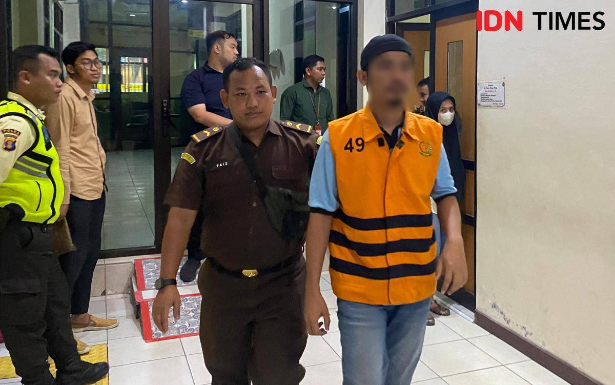 FR (30), terdakwa kasus pencabulan saat keluar dari ruang sidang PN Balikpapan.