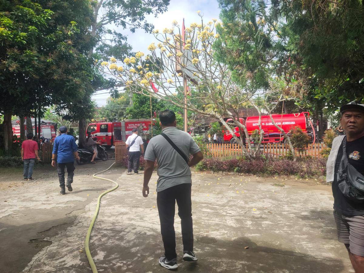 Pemerintah kerahkan empat armada damkar kabupaten Jembrana saat penanganan kebakaran pada Rabu (27/8/2025)