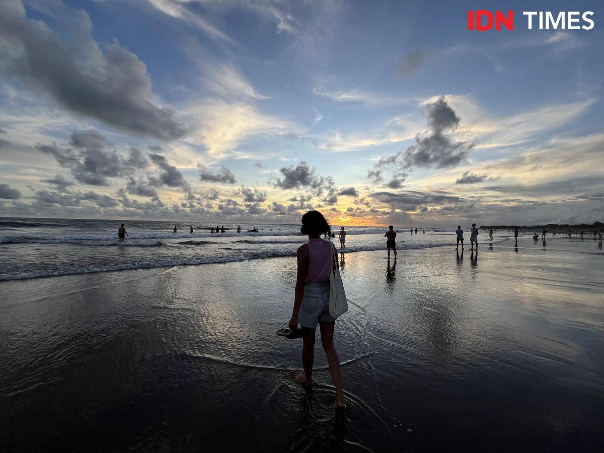 Potret wisatawan liburan di pantai Bali 