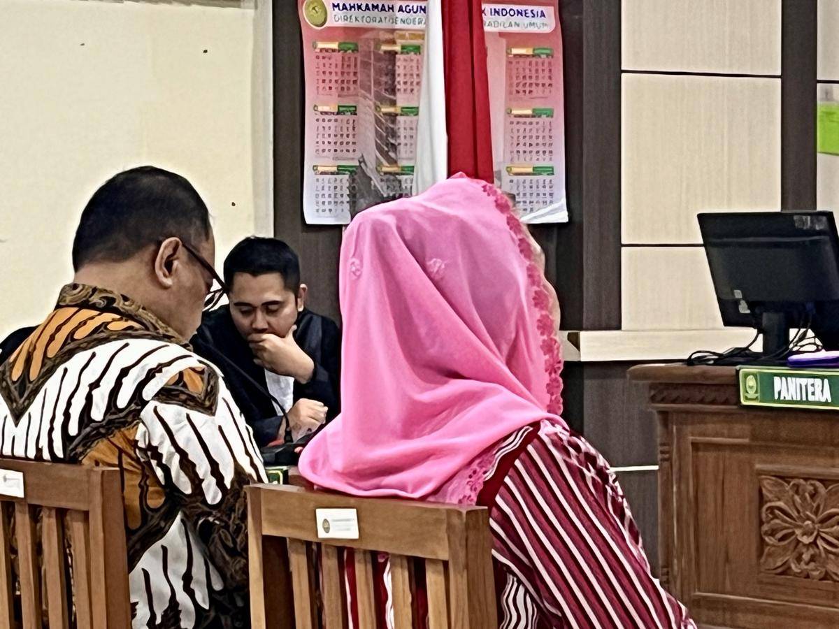 Mbak ita, sidang korupsi