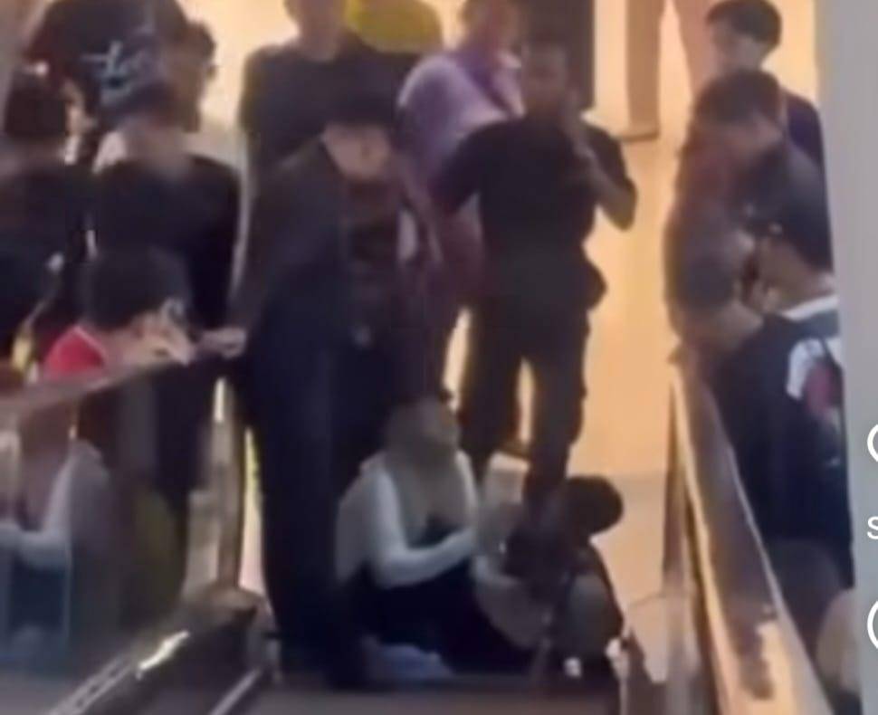 Pengunjung PS Mall Palembang alami kejadian nahas terjepit di eskalator (Dok: @Palembang.bedesau)