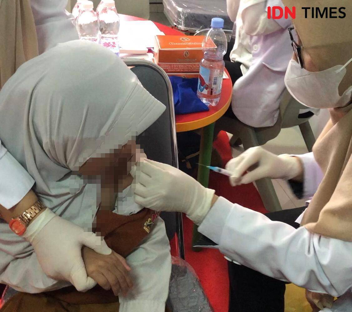 Program Pemeriksaan Kesehatan Gratis yang dilakukan di salah satu SD di Palembang (IDN Times/Rangga Erfizal)