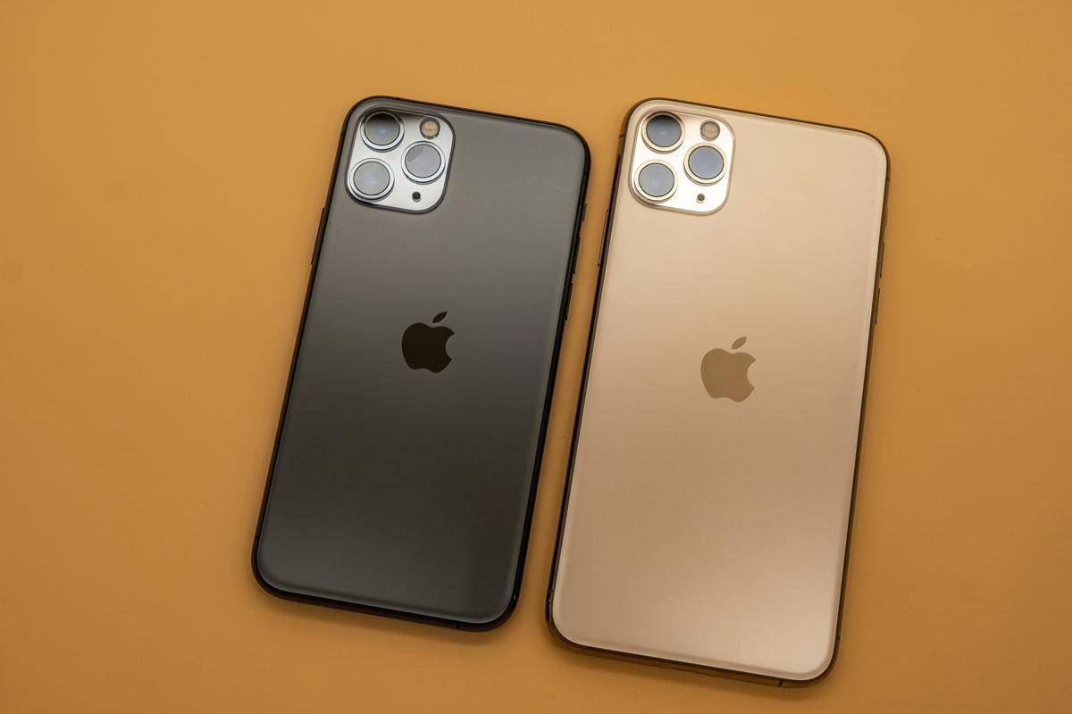iPhone (unsplash.com/vuatao)
