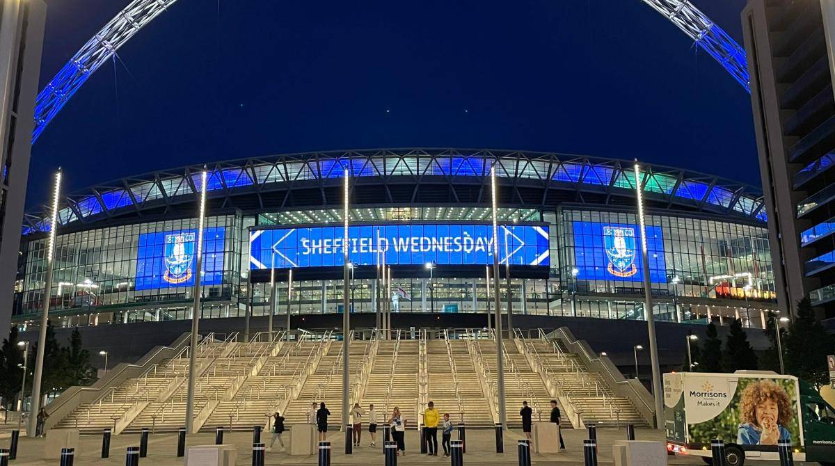 potret logo Sheffield Wednesday di Wembley Stadium (commons.wikimedia.org/user:Andrew1829)