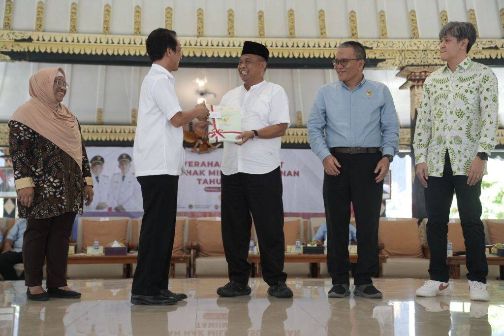 BPN Kantor Pertanahan Sleman serahkan 171 sertifikat tanah hak milik kasultanan kepada Pemkab Sleman. (dok. Pemkab Sleman)