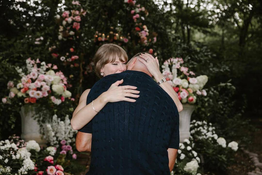 Taylor Swift dan Travis Kelce bertunangan 
