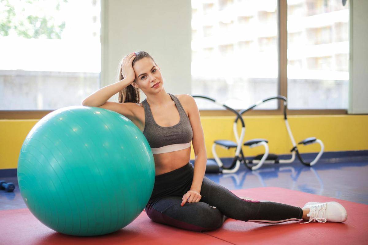 ilustrasi gym ball (pexels.com/Andrea Piacquadio)