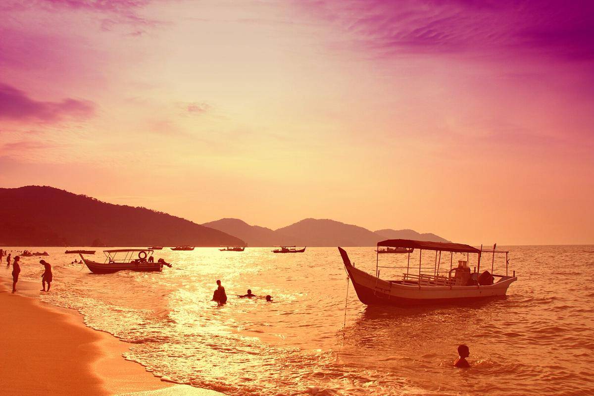 ilustrasi sunset di Pantai Batu Ferringhi, Penang, Malaysia