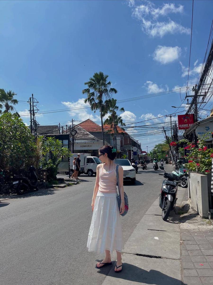 potret Jung Chae Yeon liburan di Bali