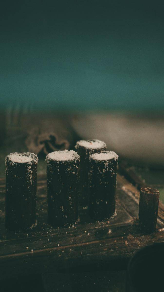Proses memasak kue putu. Unsplash/William Manuel Son