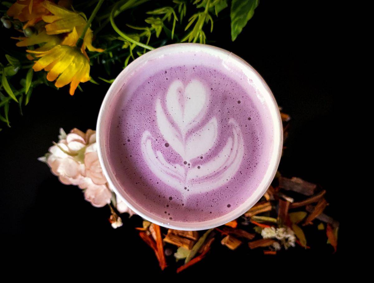 ilustrasi taro latte (unsplash.com/Coffeefy Workafe)