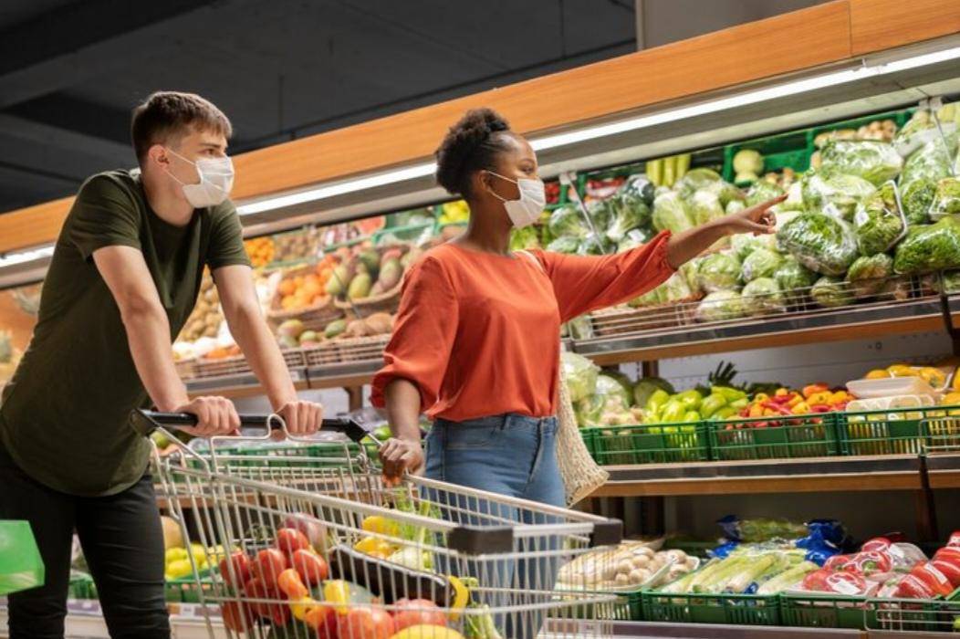 Belanja Di Supermarket (freepik.com/freepik) 