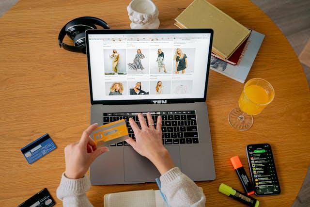 Membeli Barang Di Online Shop (pexels.com/Antoni Shkraba Studio)