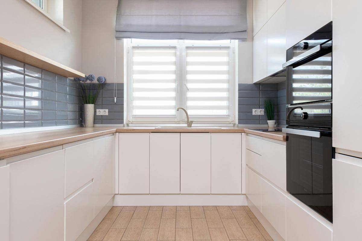ilustrasi kabinet dapur berwarna cerah dan stylish (pexels.com/Max Vakhtbovycn)