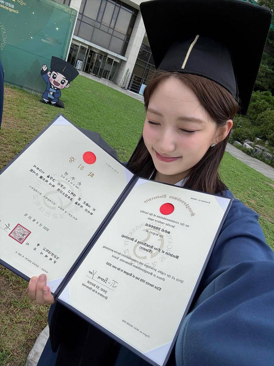 potret wisuda Eunseo WJSN (instagram.com/eeunseo._.v)