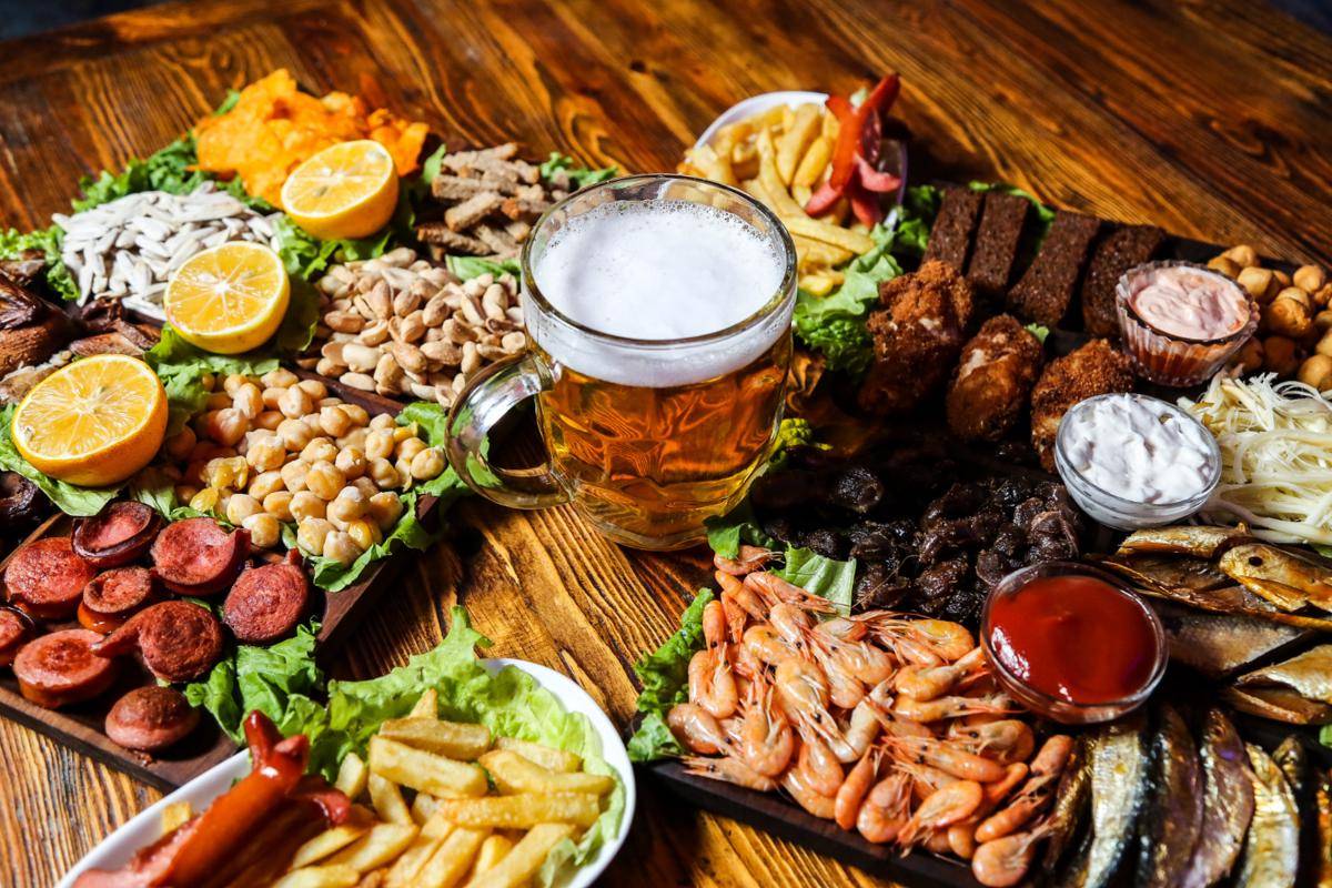ilustrasi alkohol dan makanan yang mengandung sayuran cruciferous (freepik.com/stockking)